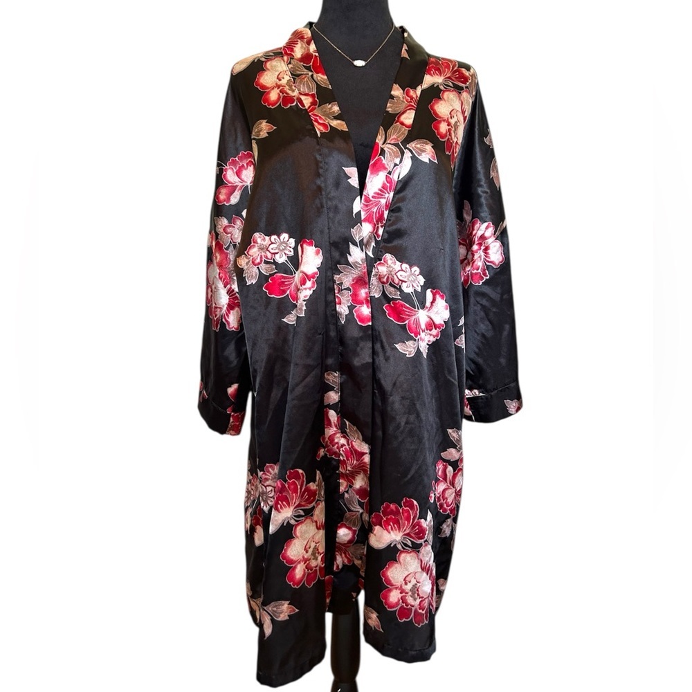 Ambrielle Woman’s Large Black and Red Floral Robe Intimates & Sleepwear